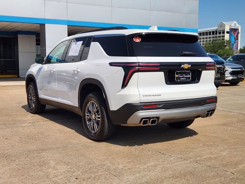 Certified 2025 Chevrolet Traverse LT FWD image 8