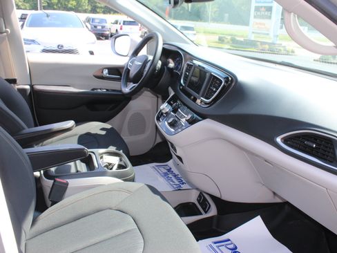 Used 2019 Chrysler Pacifica Touring Plus w/ Tire & Wheel Group FWD image 31