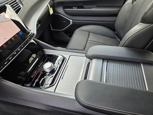 New 2025 Jeep Wagoneer L Series II w/ HD Trailer Tow Package w/25F image 25