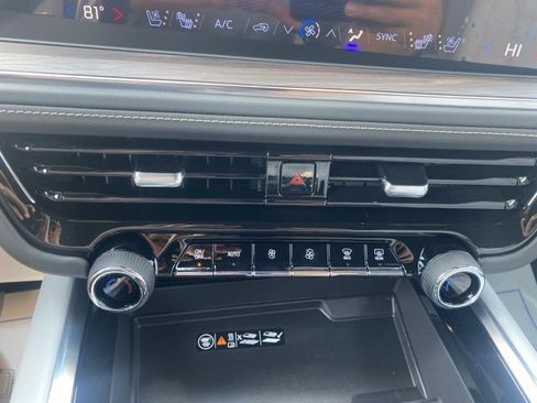 New 2025 Chevrolet Suburban Premier image 23