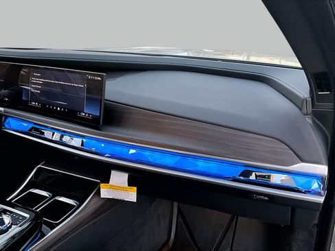 Used 2025 BMW i7 xDrive60 AWD/4WD image 17
