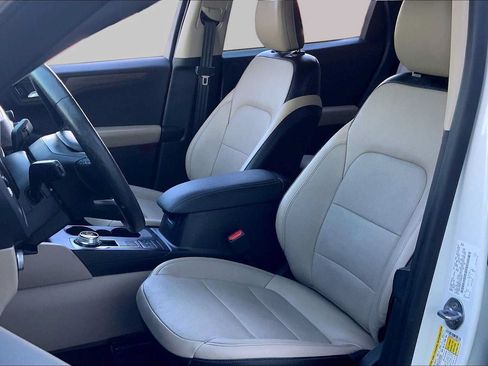Used 2020 Ford Escape Titanium FWD image 9