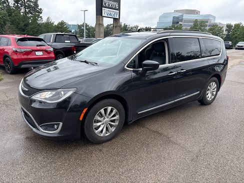 Used 2017 Chrysler Pacifica Touring-L FWD image 2