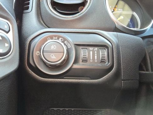 Certified 2021 Jeep Gladiator Overland AWD/4WD image 11