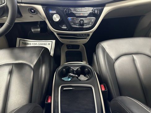 Used 2023 Chrysler Pacifica Touring-L image 37