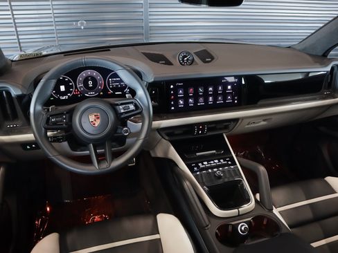 Certified 2025 Porsche Cayenne GTS AWD/4WD image 18