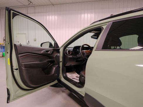 Used 2024 Chevrolet Trax RS w/ Sunroof Package image 24