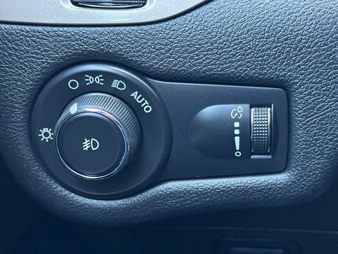 Used 2018 Jeep Cherokee Latitude FWD image 29