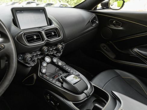 Used 2021 Aston Martin V8 Vantage Roadster image 22