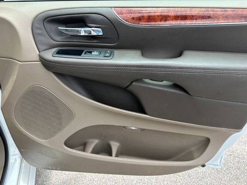 Used 2016 Chrysler Town & Country Touring-L FWD image 13
