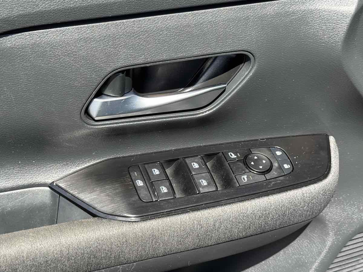 Used 2026 Nissan Kicks SV FWD image 27