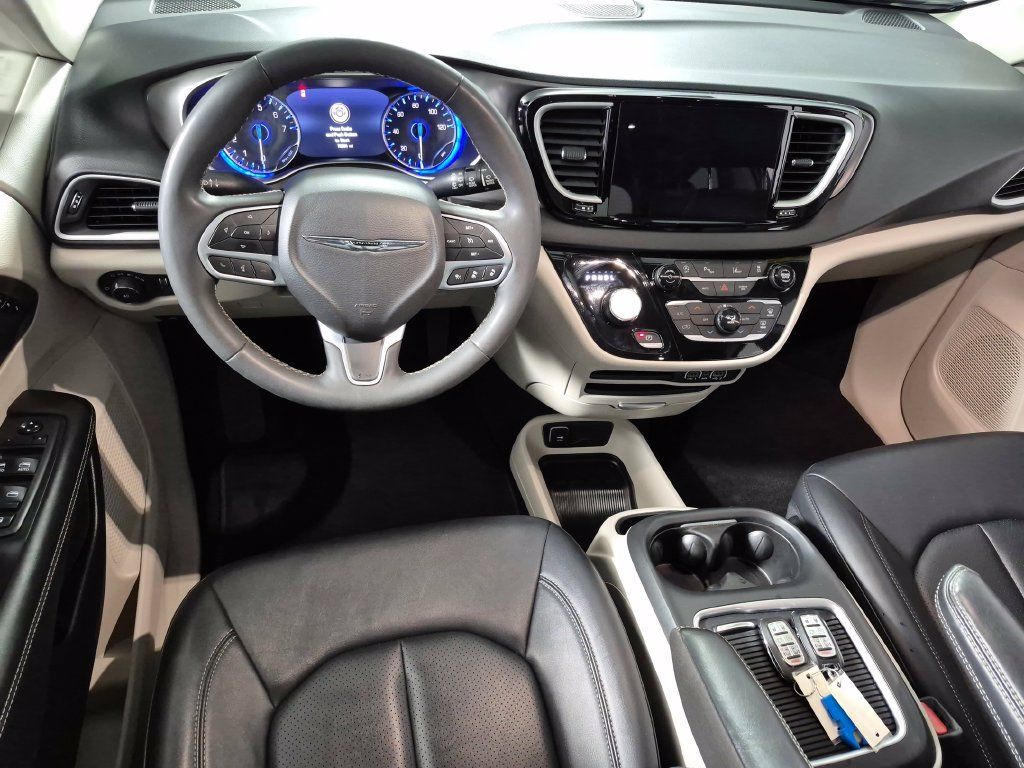 Used 2024 Chrysler Pacifica Touring-L FWD image 10