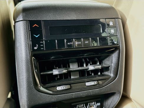 Used 2023 Jeep Grand Cherokee L Limited AWD/4WD image 27