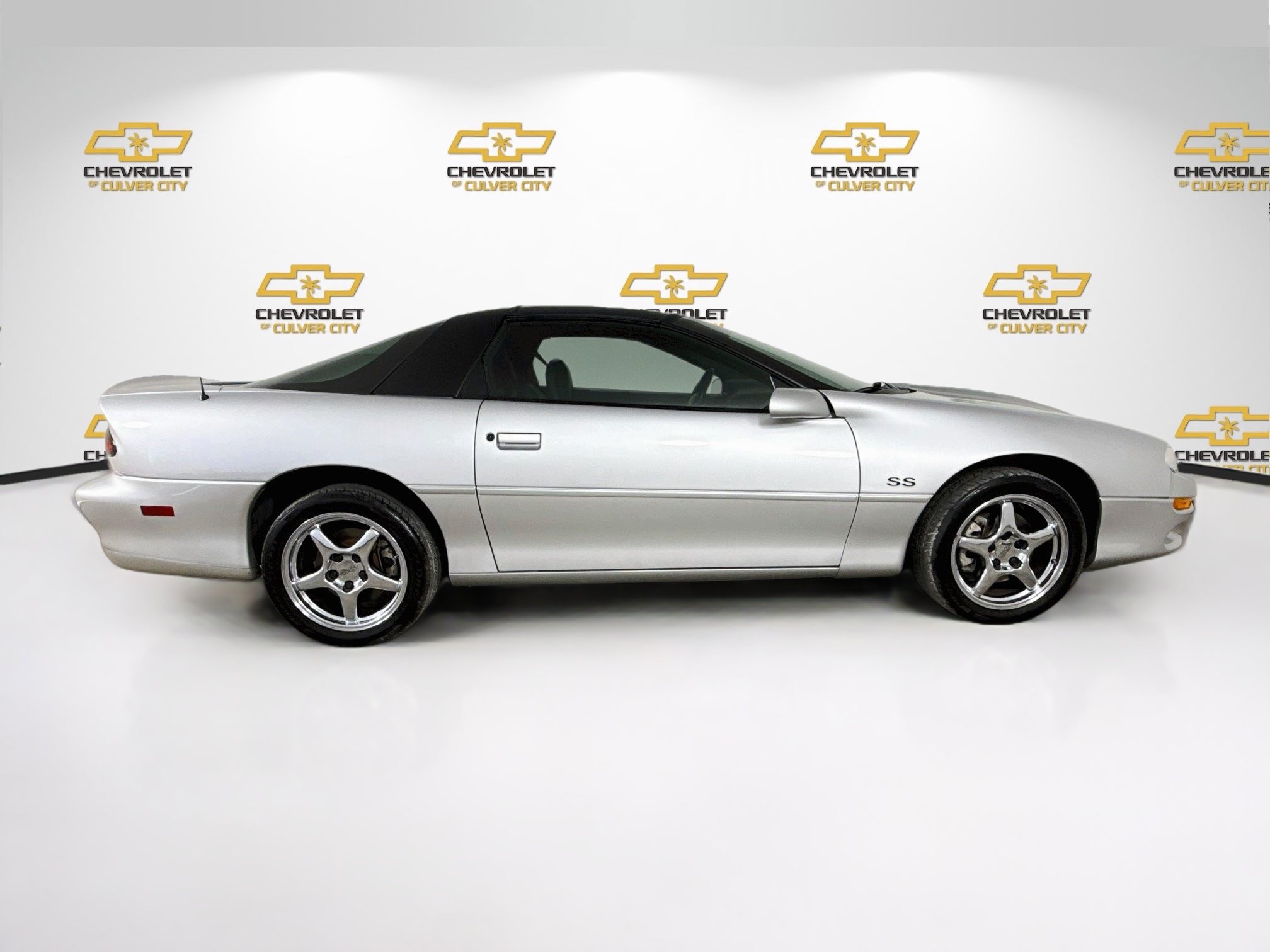 Used 2002 Chevrolet Camaro Z28 w/ SS Performance/Appearance Pkg RWD image 9