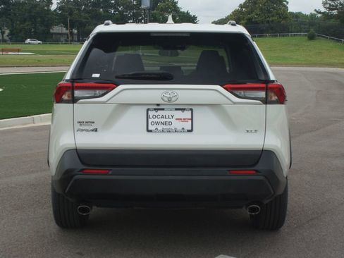 Used 2022 Toyota RAV4 XLE Premium FWD image 3