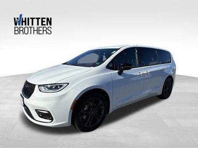 New 2026 Chrysler Pacifica Select
