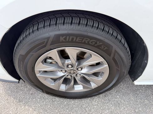 Used 2023 Toyota Sienna LE w/ LE Plus Package FWD image 34