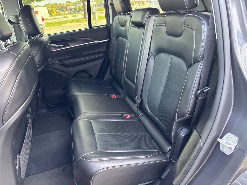 Used 2023 Jeep Grand Cherokee Limited w/ Luxury Tech Group II RWD image 15