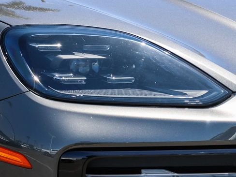 Used 2024 Porsche Cayenne AWD/4WD image 4