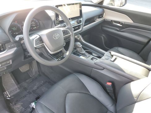 Used 2024 Toyota Grand Highlander Limited image 19