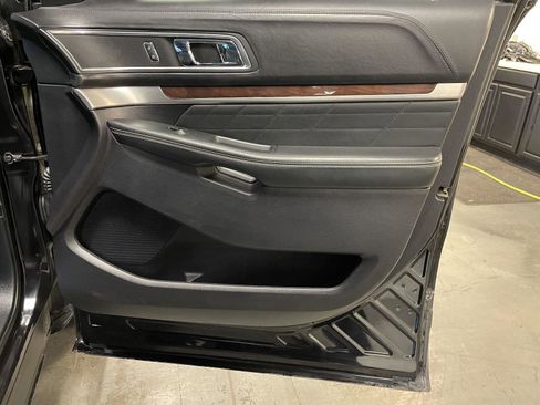 Used 2019 Ford Explorer Platinum image 22