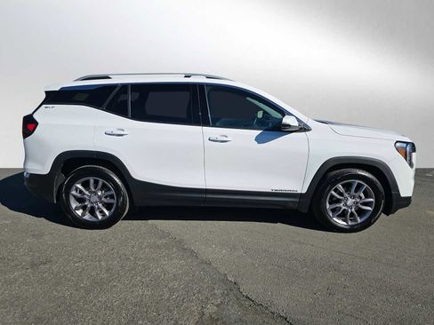 Used 2024 GMC Terrain SLT image 2