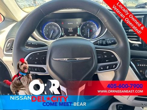 Used 2023 Chrysler Pacifica Touring-L FWD image 12