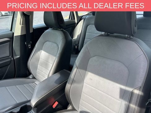 Used 2025 Volkswagen Jetta SE FWD image 9