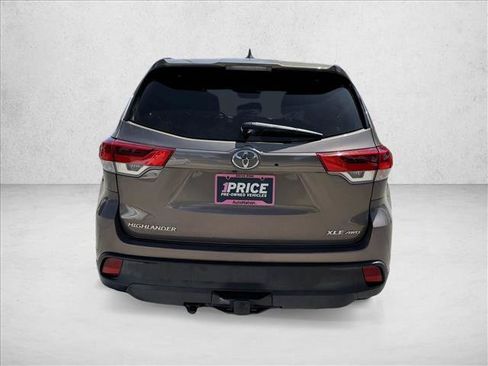 Used 2018 Toyota Highlander XLE AWD/4WD image 6