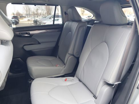 Used 2025 Toyota Highlander Limited image 37