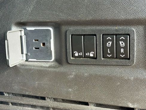 Used 2021 GMC Yukon AT4 w/ Technology Package image 15