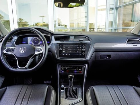 Used 2022 Volkswagen Tiguan SE FWD image 5