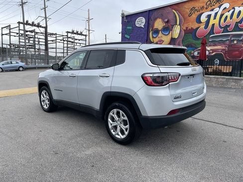 Used 2024 Jeep Compass Latitude AWD/4WD image 3