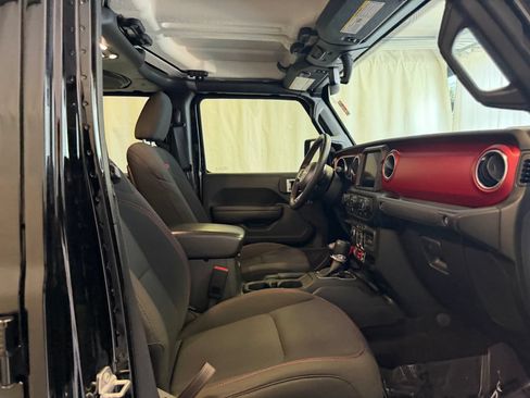 Used 2023 Jeep Gladiator Rubicon w/ Cold Weather Group AWD/4WD image 13
