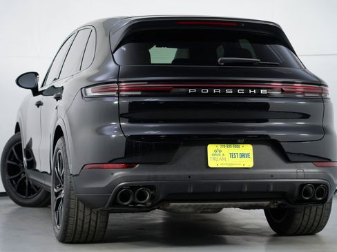 Used 2024 Porsche Cayenne w/ Sport Chrono Package image 6