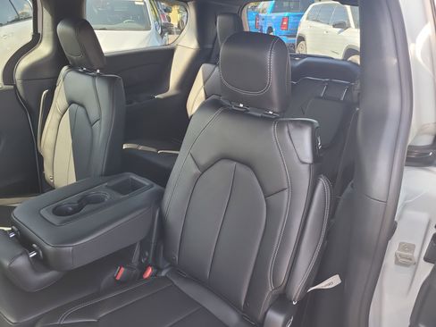Used 2026 Chrysler Pacifica Select FWD image 11