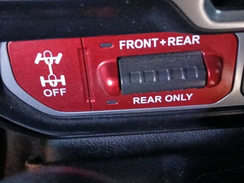 Used 2024 Jeep Gladiator Rubicon w/ Convenience Group AWD/4WD image 10