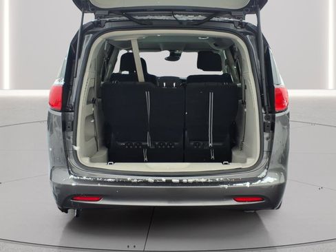 Used 2023 Chrysler Voyager LX image 7