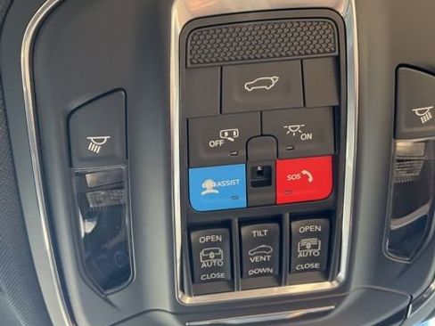 Used 2025 Jeep Grand Cherokee Limited image 22