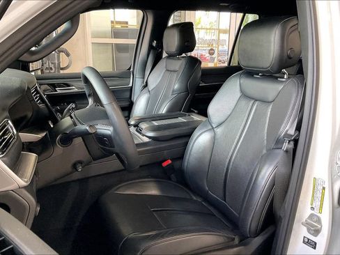 Used 2024 Jeep Wagoneer Series II w/ Flexible Seating Group RWD image 3