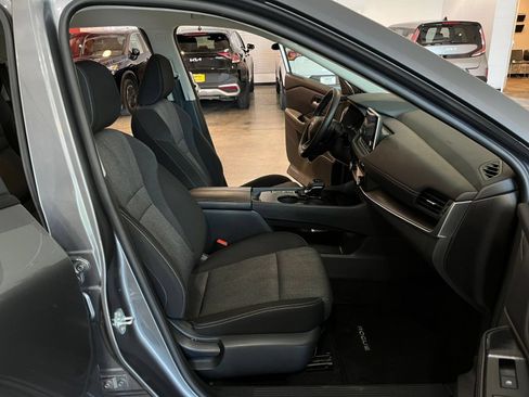 Used 2025 Nissan Rogue SV FWD image 36