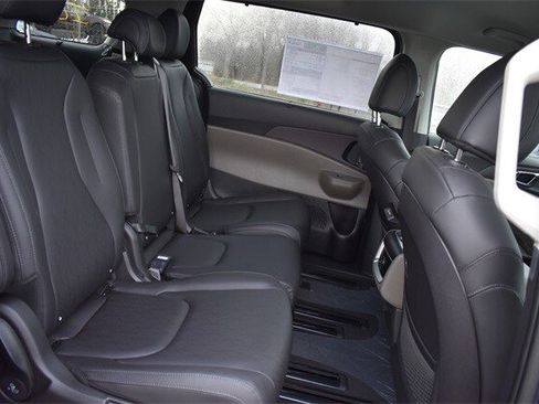 New 2026 Kia Carnival EX image 15