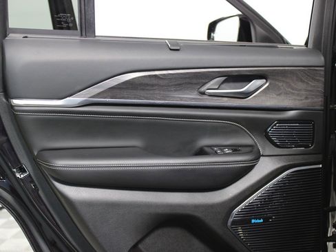 Used 2022 Jeep Grand Cherokee Overland w/ Luxury Tech Group IV image 29