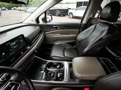 Used 2025 Kia Carnival EX FWD image 31