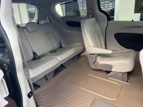 Used 2021 Chrysler Pacifica Touring-L w/ Uconnect Theater Family Group FWD image 13