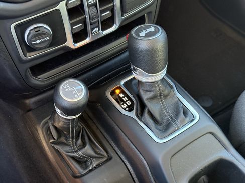 Used 2025 Jeep Wrangler Sahara image 23