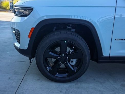 New 2025 Jeep Grand Cherokee Limited w/ Luxury Tech Group II image 11