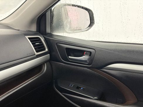 Used 2018 Toyota Highlander XLE image 32