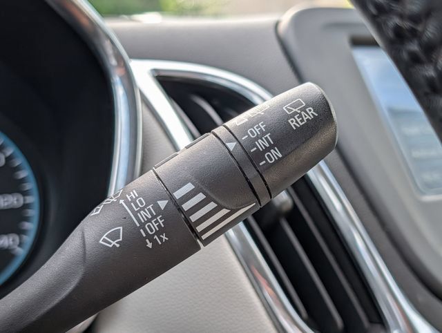 Used 2018 Chevrolet Equinox LT FWD image 25