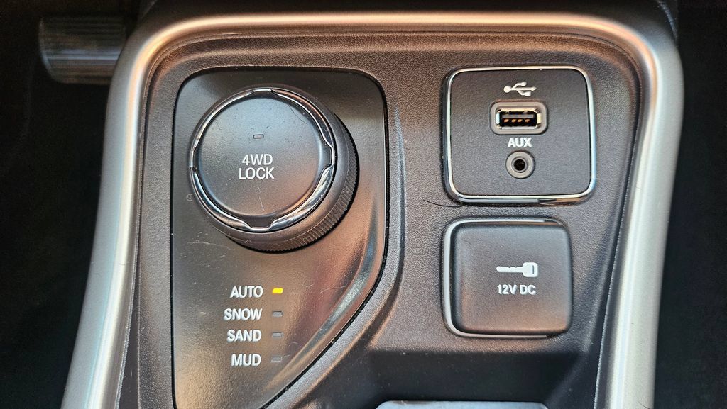 Used 2017 Jeep Compass Latitude w/ Popular Equipment Group AWD/4WD image 40